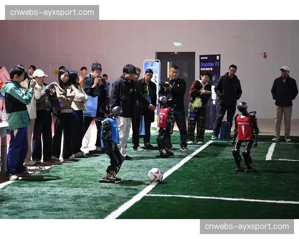 足球教练员研讨会于伦敦召开，主题为“青少年训练中区域防守与个人防守意识的平衡培养”。