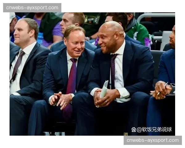 镜头捕捉:场边教练席,朗斯主帅与助教就一次换人展开激烈讨论 镜头捕捉:场边教练席,朗斯主帅与助教就一次换人展开激烈讨论