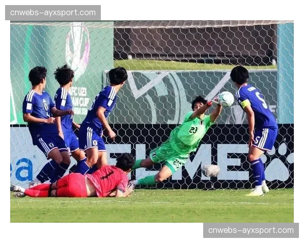 镜头聚焦:南特门将扑救后迅速手抛球发动进攻,助攻队友单刀破门 镜头聚焦:南特门将扑救后迅速手抛球发动进攻,助攻队友单刀破门